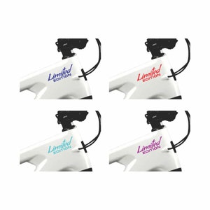 Puede incluir: Cuatro im&aacute;genes de un cuadro de bicicleta blanco con una potencia de manillar negra. Cada imagen presenta una calcoman&iacute;a "Edici&oacute;n limitada" de color diferente en el cuadro: azul, rojo, turquesa y rosa.