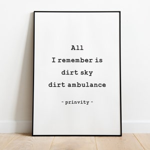 Puede incluir: Impresi&oacute;n tipogr&aacute;fica en blanco y negro con el texto "All I remember is dirt sky dirt ambulance - prinvity -" sobre un fondo blanco.