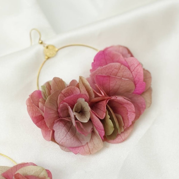 Boucles d'oreilles Thaïs en fleurs d'hortensia naturelles stabilisées vieux rose