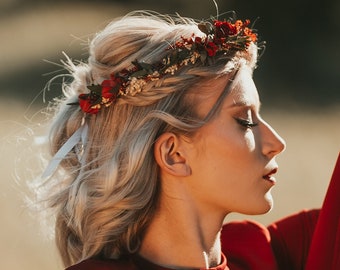 Couronne Léa rouge en fleurs naturelles stabilisées pour coiffure de mariée et demoiselles d'honneurs bohème