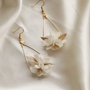 White and gold Eska drop earrings made from preserved and dried natural flowers for brides