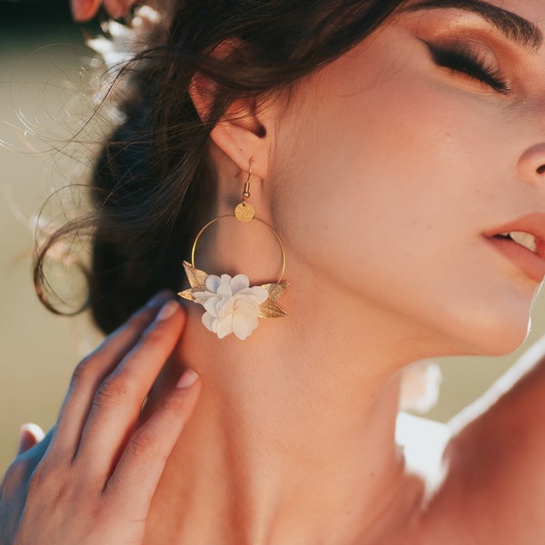 Boucles d'oreilles 'Eska simple' blanche et dorée en fleurs naturelles stabilisées et sèchées pour mariée