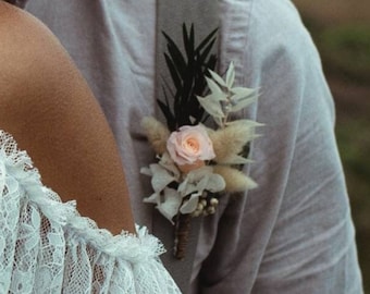 boutonnière Andro en fleurs séchées et stabilisées pour  marié garçon d'honneur