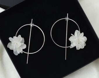 Boucles d'oreilles Noélie en fleurs sechées et stabilisés d'hortensia naturelles blanc