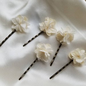 Yseult white hydrangea hair pins image 6