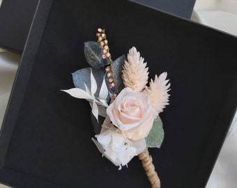 Boutonnière Séléna en fleurs naturelles stabilisées et séchées pour mariée et témoins