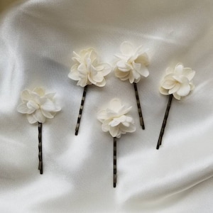 Yseult white hydrangea hair pins image 4