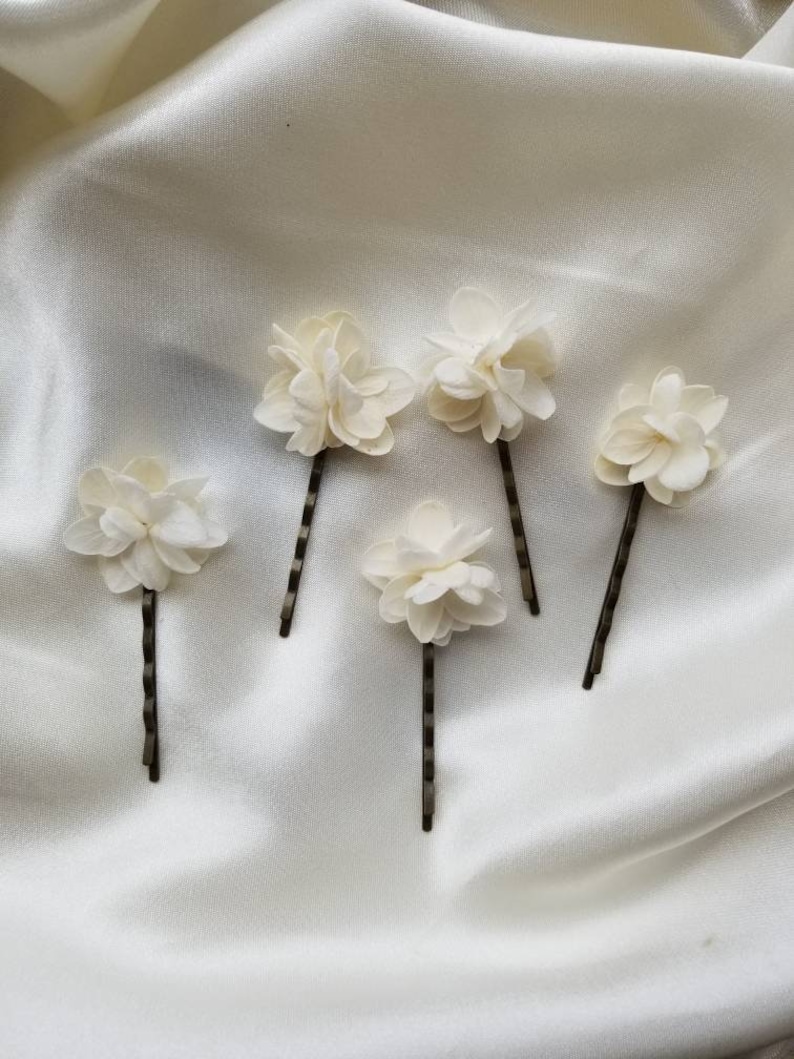 Yseult white hydrangea hair pins image 4