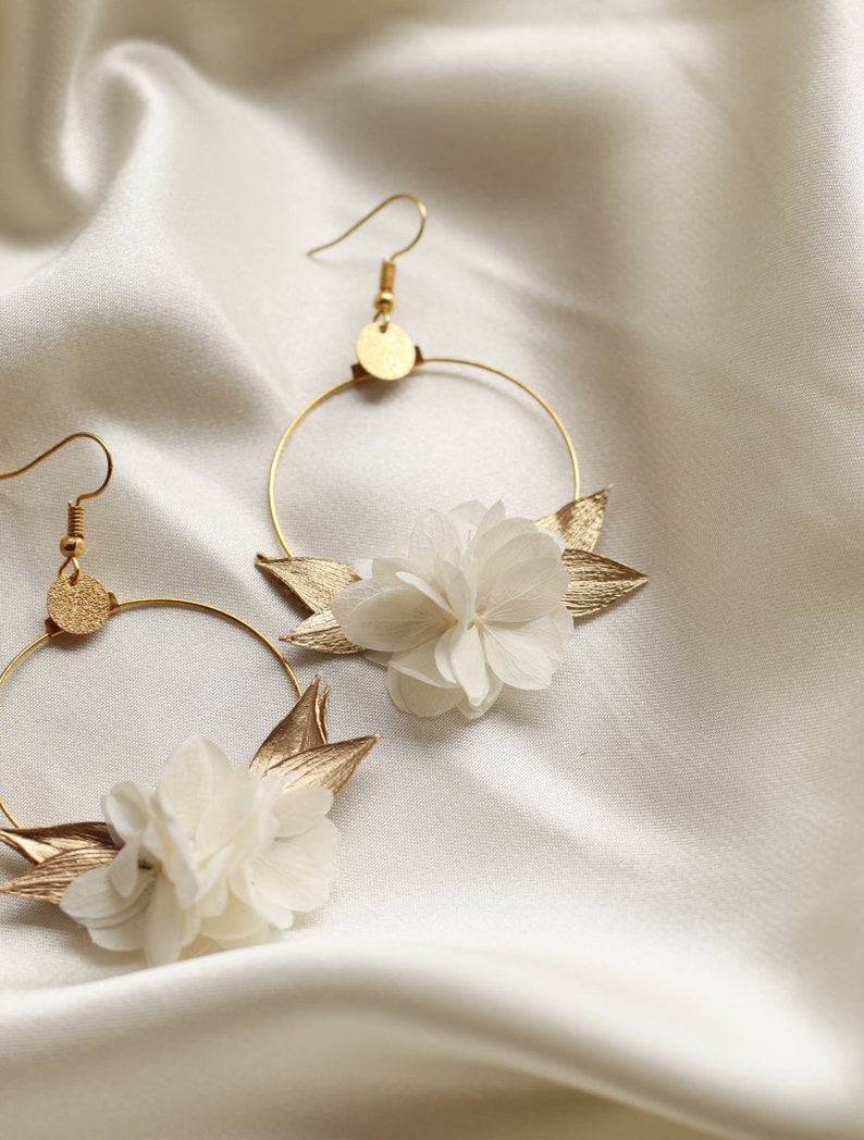 White and gold Eska earrings in preserved and dried natural flowers for brides image 7