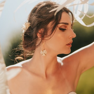 Boucles d'oreilles goutte Eska blanche et dorée en fleurs naturelles stabilisées et sèchées pour mariée image 2