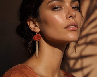 Boucles d’oreilles en fleurs terracotta Mélina – Élégance florale et dorée
