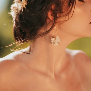 Boucles d'oreilles goutte Eska blanche et dorée en fleurs naturelles stabilisées et sèchées pour mariée image 8