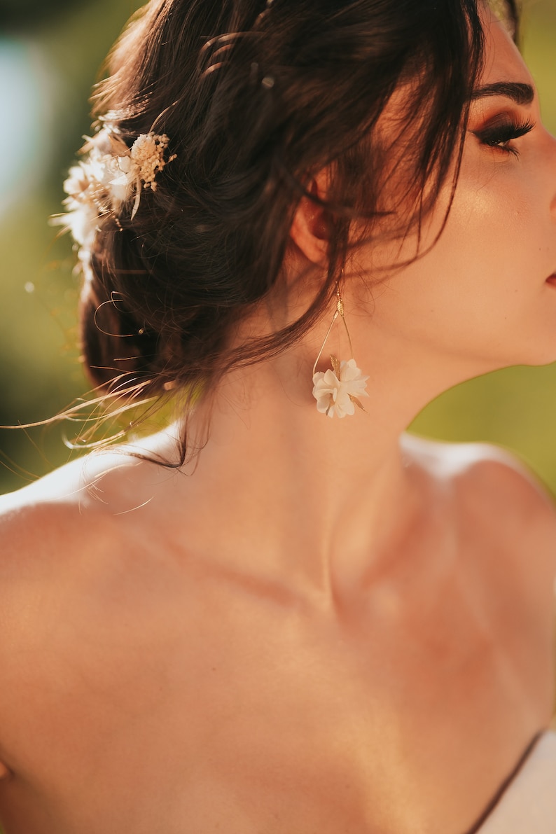 Boucles d'oreilles goutte Eska blanche et dorée en fleurs naturelles stabilisées et sèchées pour mariée image 8
