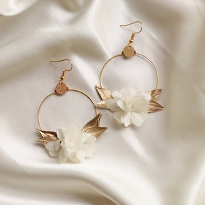 Boucles d'oreilles Eska blanche et dorée en fleurs naturelles stabilisées et sèchées pour mariée Eska simple