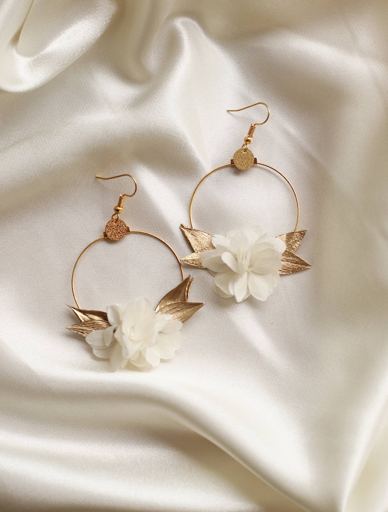 White and gold Eska earrings in preserved and dried natural flowers for brides Eska simple