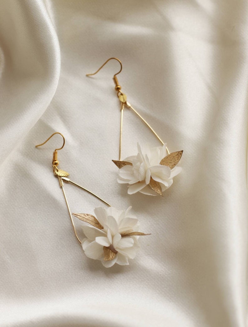 Boucles d'oreilles goutte Eska blanche et dorée en fleurs naturelles stabilisées et sèchées pour mariée image 1