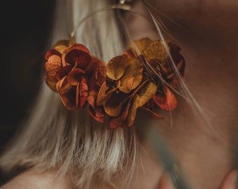 Boucles d'oreilles Shaina en fleurs d'hortensia naturelles safran stabilisées