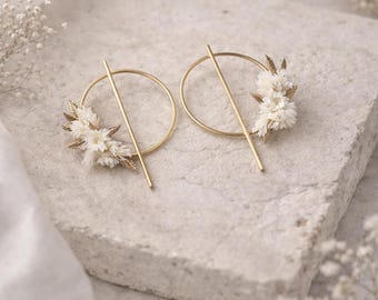 Athena fashion earrings in gold and white with dried and stabilized flowers for the bride