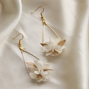 White and gold Eska earrings in preserved and dried natural flowers for brides Eska goutte