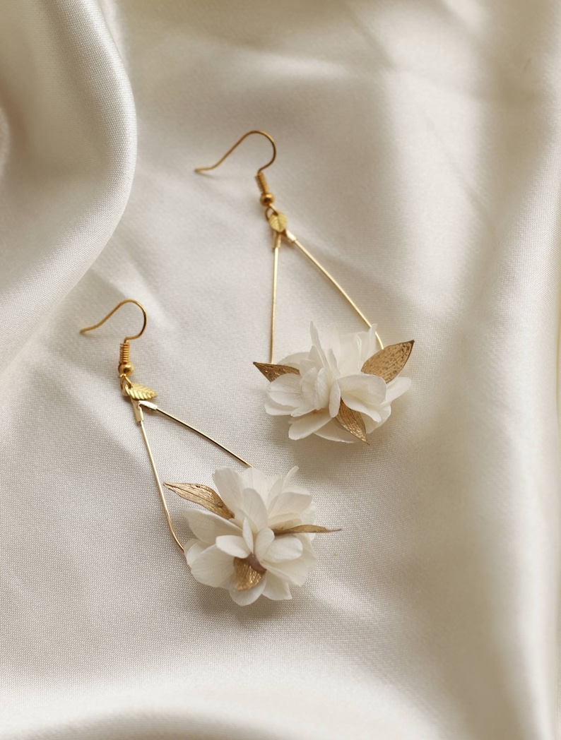 White and gold Eska earrings in preserved and dried natural flowers for brides Eska goutte