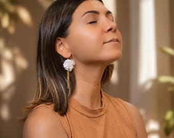 Lya earrings made of preserved white natural hydrangea flowers