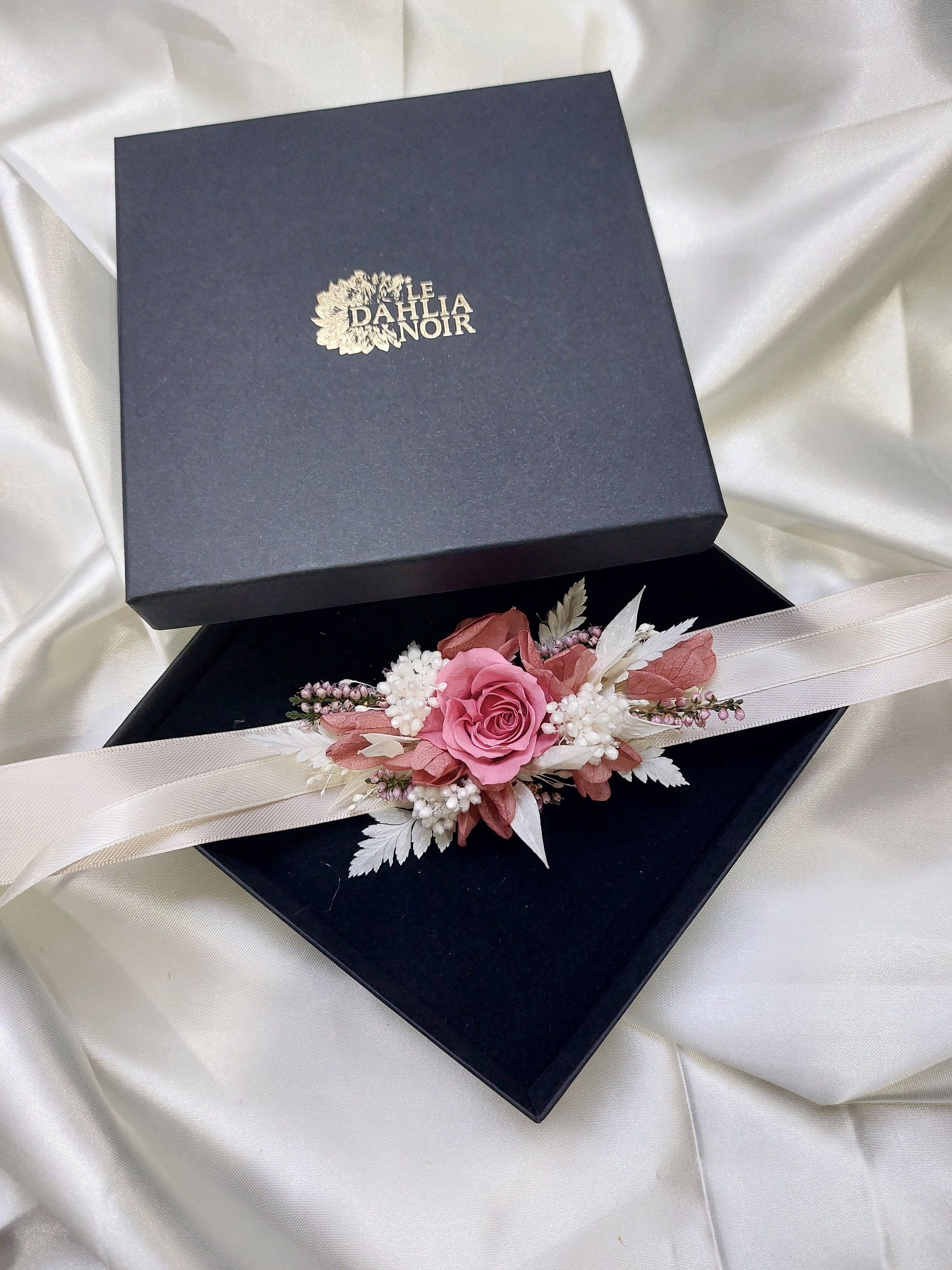 Bracelet en fleurs séchées vieux rose mariage et évènements