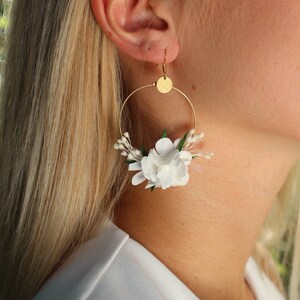 White Yasmine earrings made from preserved hydrangea flowers Blanc et vert