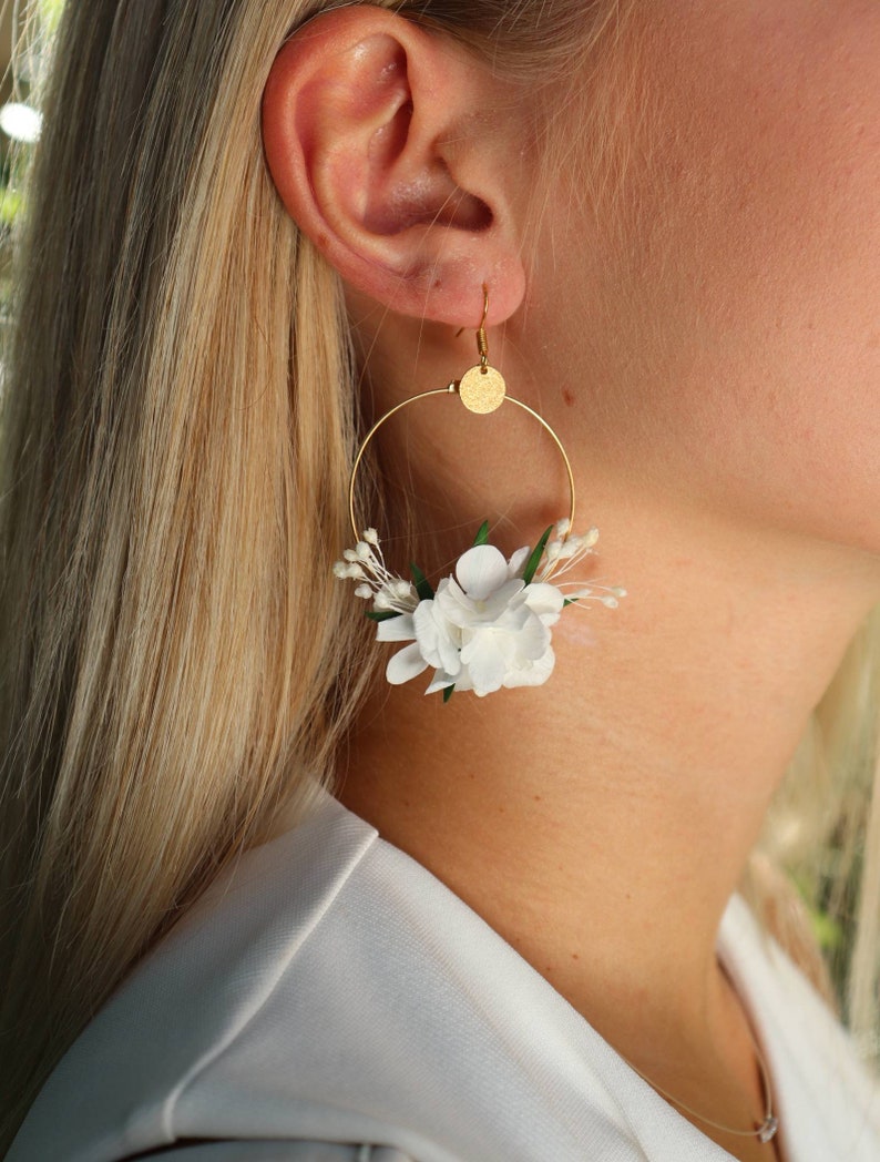 White Yasmine earrings made from preserved hydrangea flowers Blanc et vert