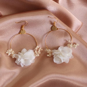White Yasmine earrings made from preserved hydrangea flowers Blanc