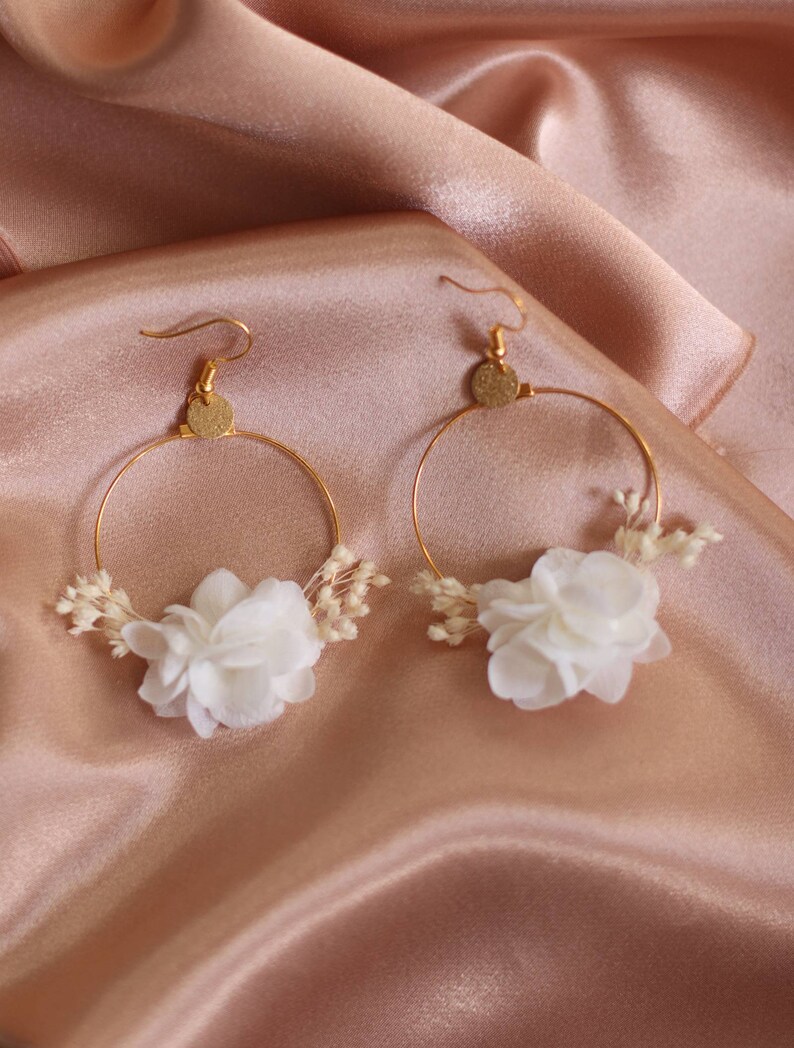 White Yasmine earrings made from preserved hydrangea flowers Blanc