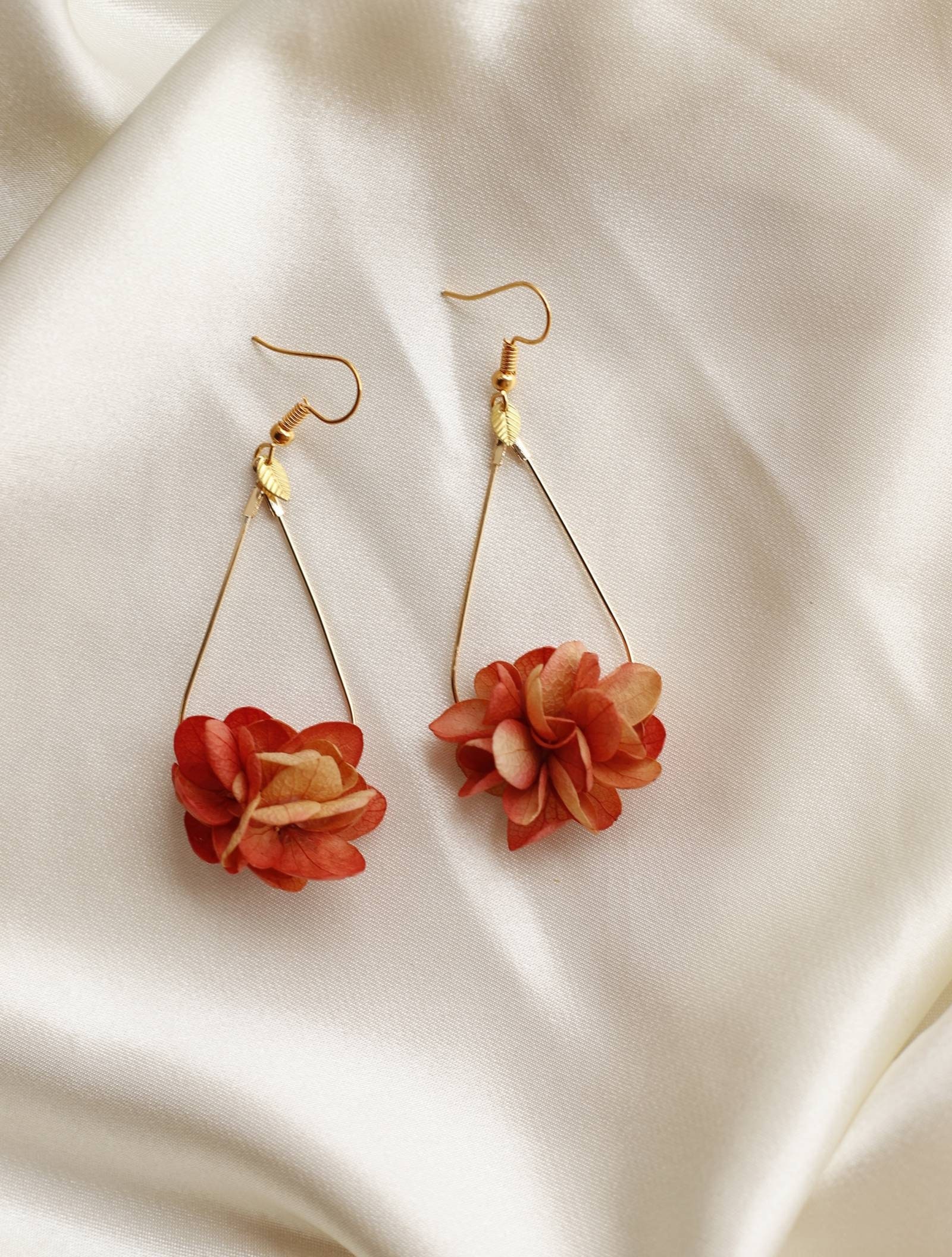 Boucles D'oreilles Femmes Fleurs Superposées Résine Jaunes - Dormeuses En Alliage Et Cristal - Neuf Avec étiquettes