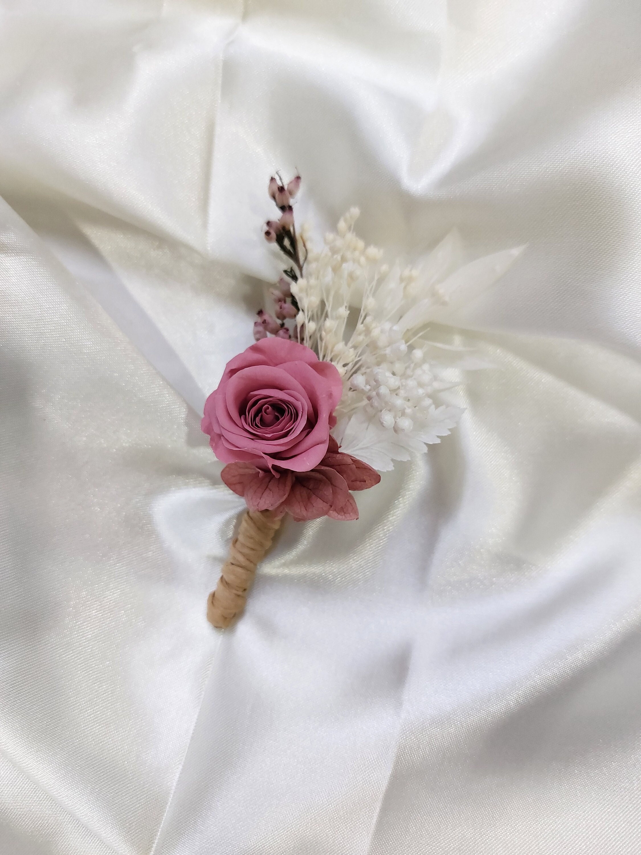Boutonnière Emmanuelle en fleurs séchées vieux rose Boutonnière Emmanuelle en fleurs séchées vieux rose