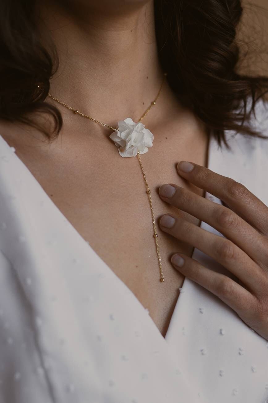 Cassandre necklace jewel in chic preserved natural hydrangea flowers