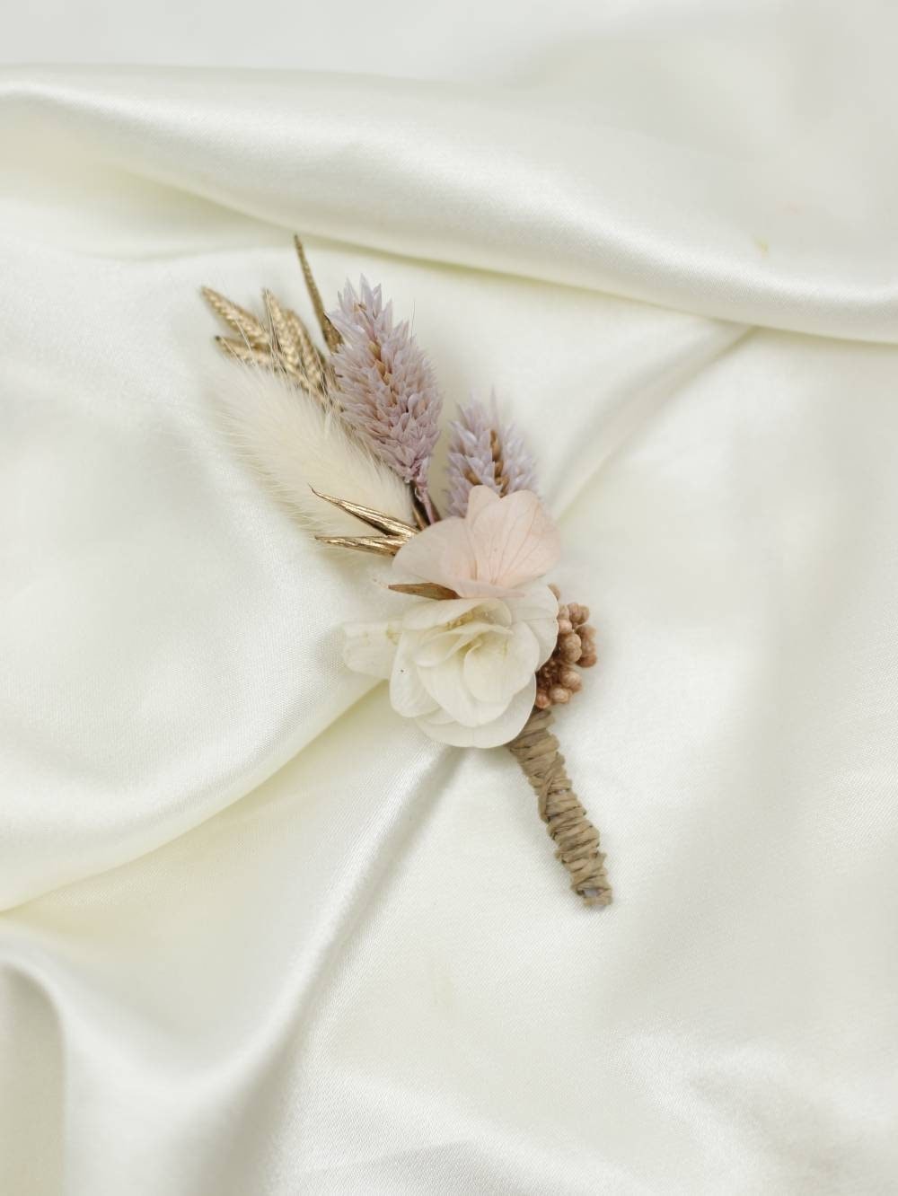 Boutonnière Saanvi en fleurs naturelles roses pour mariée et témoins Boutonnière Saanvi en fleurs naturelles roses pour mariée et témoins