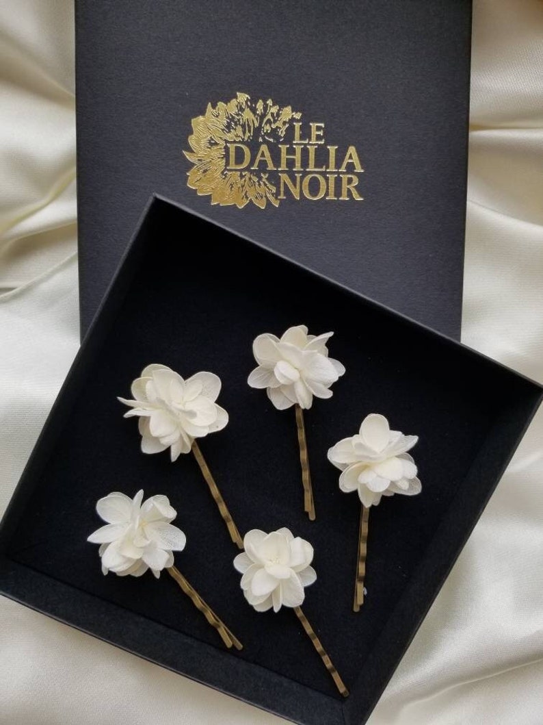 Yseult white hydrangea hair pins image 1