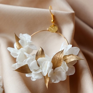 White and gold Eska earrings in preserved and dried natural flowers for brides image 3