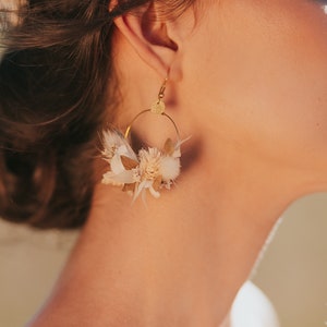 Boucles d'oreilles Athéna blanche et dorée en fleurs naturelle stabilisées et sèchées bijoux mariage image 2