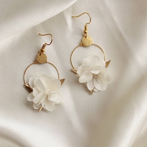 Boucles d'oreilles Eska blanche et dorée en fleurs naturelles stabilisées et sèchées pour mariée Eska mini