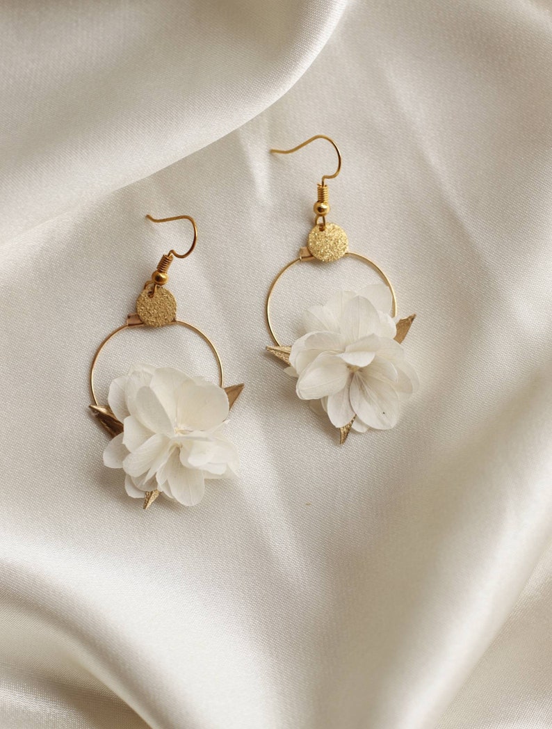 White and gold Eska earrings in preserved and dried natural flowers for brides Eska mini