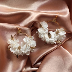 White and gold Eska earrings in preserved and dried natural flowers for brides image 2