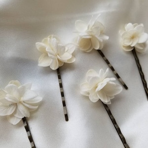 Yseult white hydrangea hair pins image 5