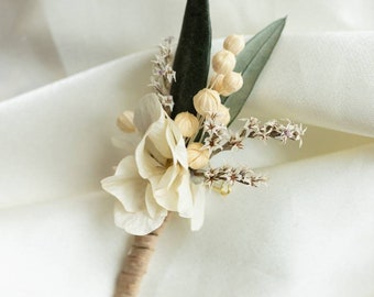 Boutonnière Minerve en fleurs naturelles séchées et stabilisées pour marié et témoin