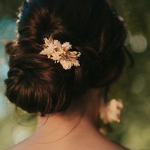 Mini Athena Comb in dried and preserved flowers for boho wedding image 2