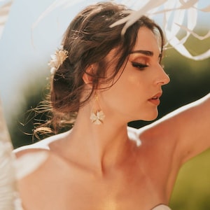 Boucles d'oreilles Eska blanche et dorée en fleurs naturelles stabilisées et sèchées pour mariée image 5