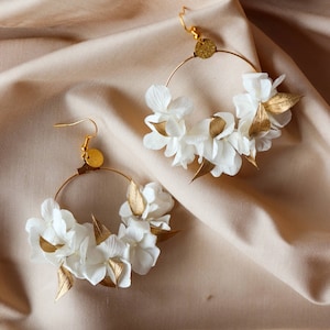 Boucles d'oreilles Eska blanche et dorée en fleurs naturelles stabilisées et sèchées pour mariée Eska classique