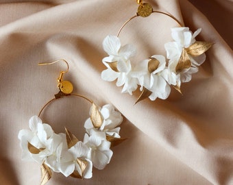 Boucles d'oreilles Eska blanche et dorée en fleurs naturelles stabilisées et sèchées pour mariée