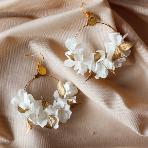 Boucles d'oreilles Eska blanche et dorée en fleurs naturelles stabilisées et sèchées pour mariée