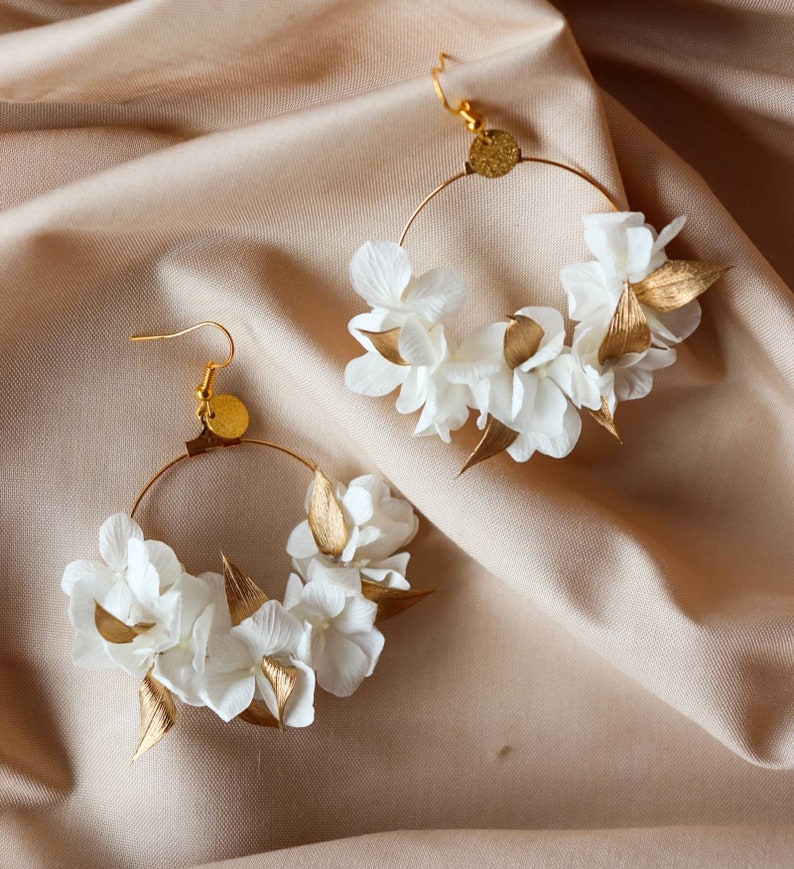 White and gold Eska earrings in preserved and dried natural flowers for brides Eska classique