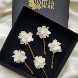 Yseult white hydrangea hair pins image 2