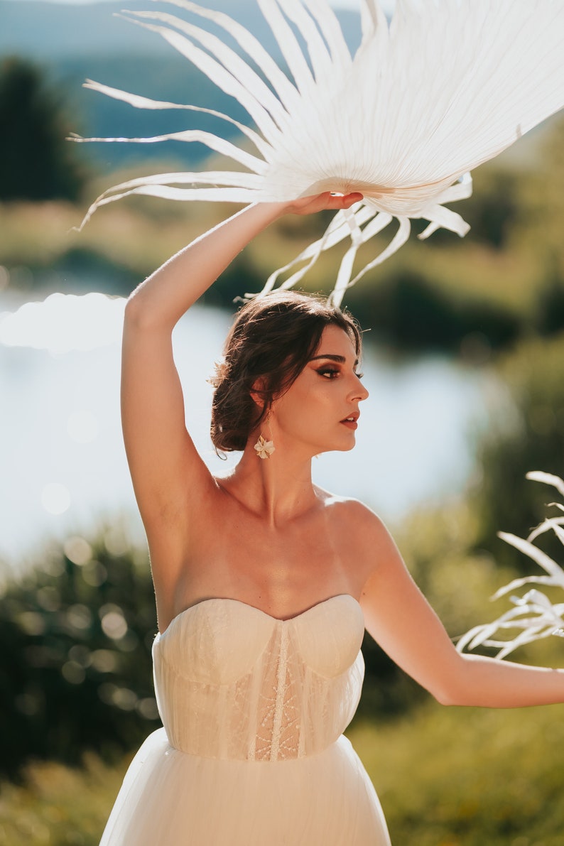 Boucles d'oreilles goutte Eska blanche et dorée en fleurs naturelles stabilisées et sèchées pour mariée image 4